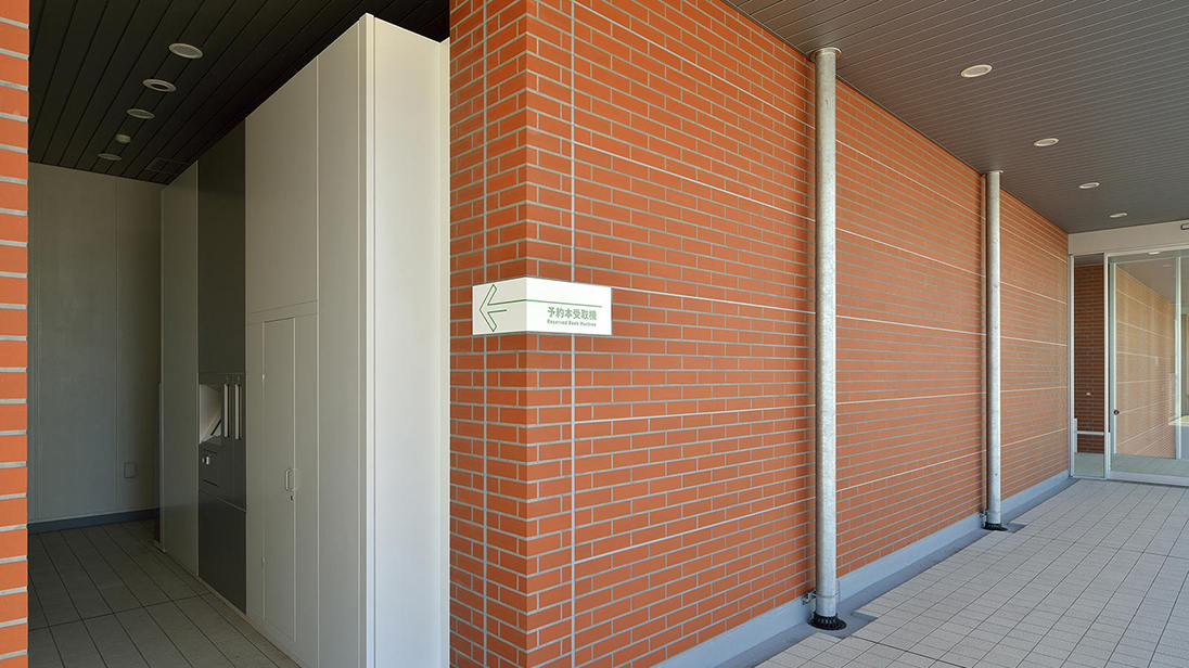 予約本受取機(半屋外)