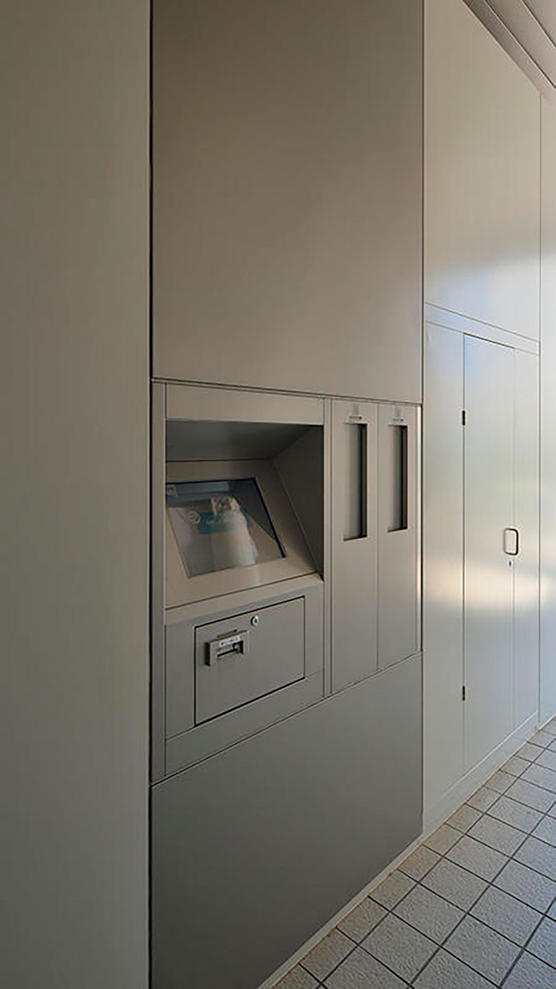 予約本受取機(半屋外)