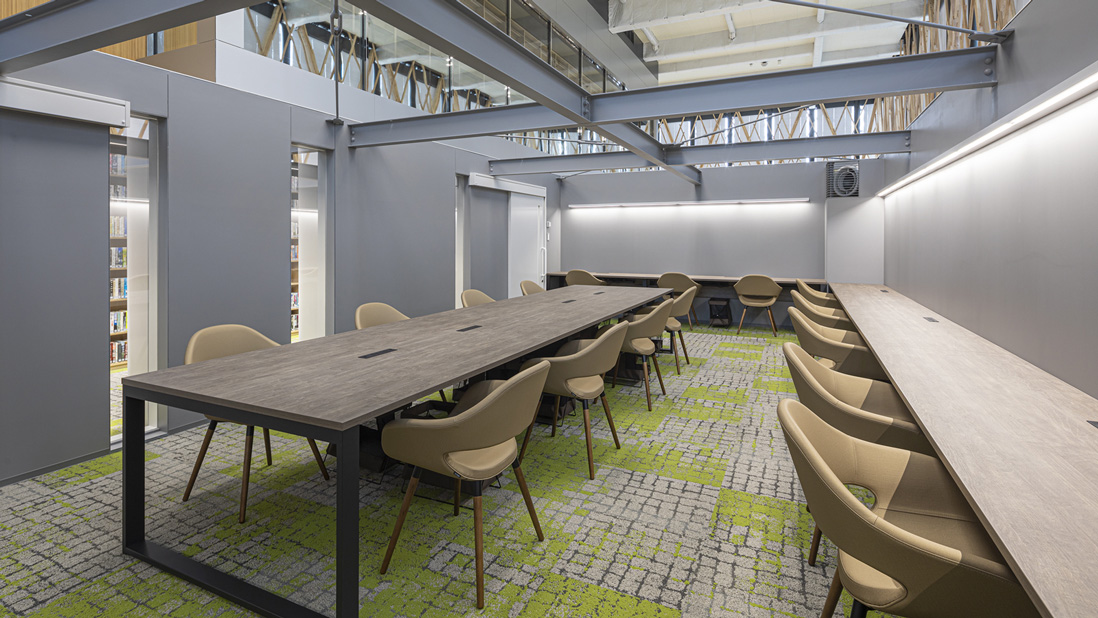 4階ティーンズ閲覧室