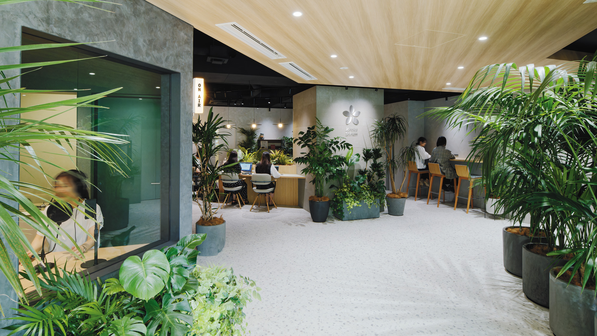 エントランスホール(1F)