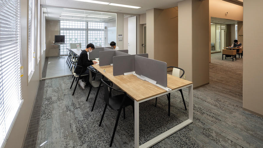 2階 閲覧コーナーと学習のための個室「宮(Miya)」