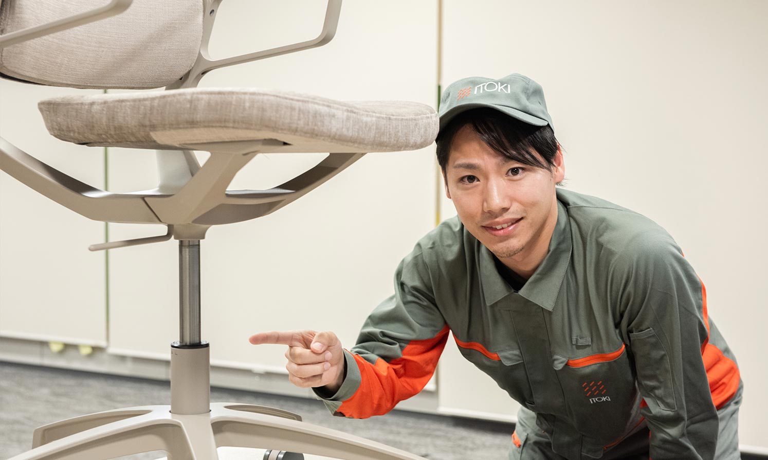 國見 雅也 チェアの支柱部分を指差している