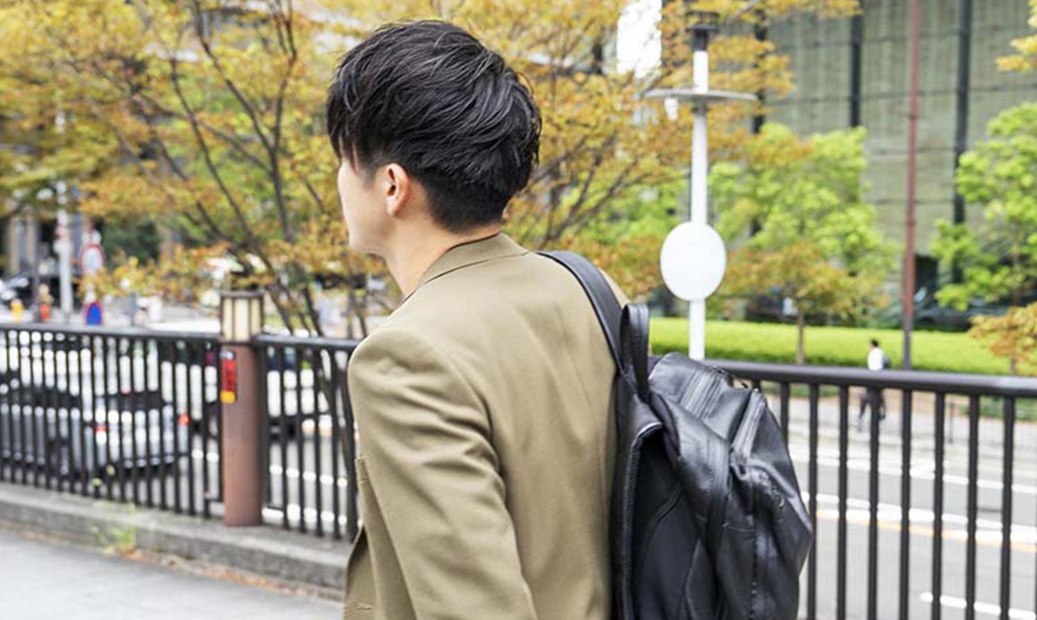 森下 大樹 リュックを背負い歩く後ろ姿