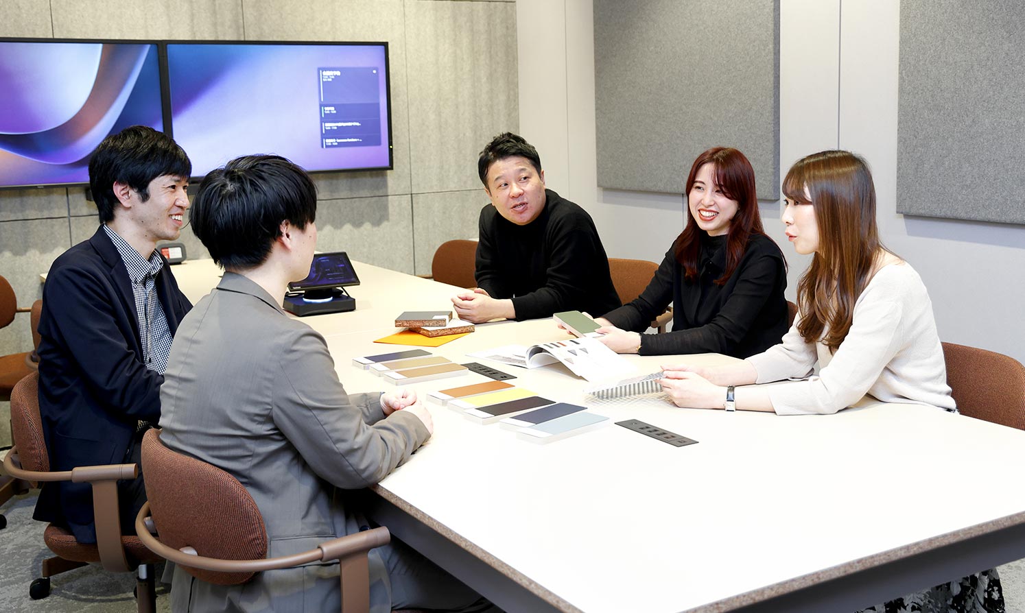 ミーティングをするメンバー