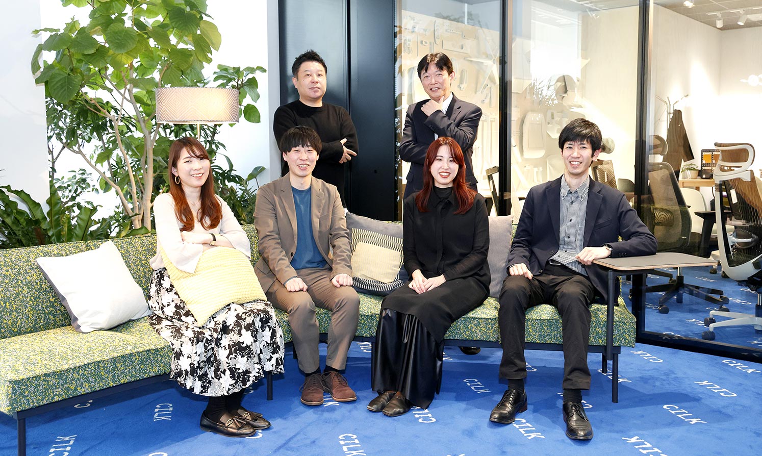 ソファに集合しているプロジェクトメンバー