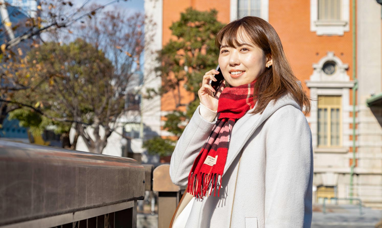 溝口 夏海 スマートフォンで電話をしている