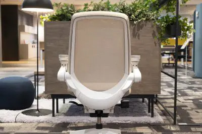 ファブリックで張りぐるむことで今のオフィストレンドに合わせやすい見た目に ファブリックで張りぐるむことで今のオフィストレンドに合わせやすい見た目に