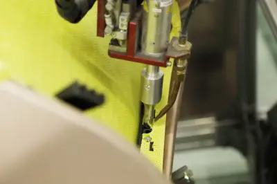 ロボットアームの先端を振動させて張地とフレームを溶かしてくっつけていく ロボットアームの先端を振動させて張地とフレームを溶かしてくっつけていく