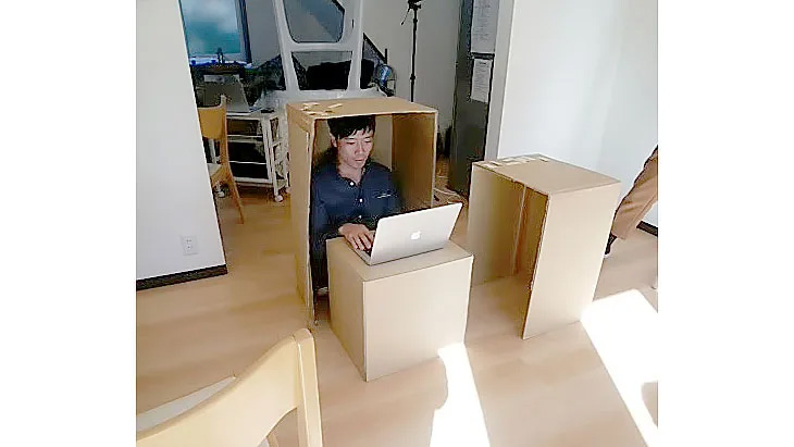 実物大で作られたダンボール製の模型。実際の使用感をここで突き詰める