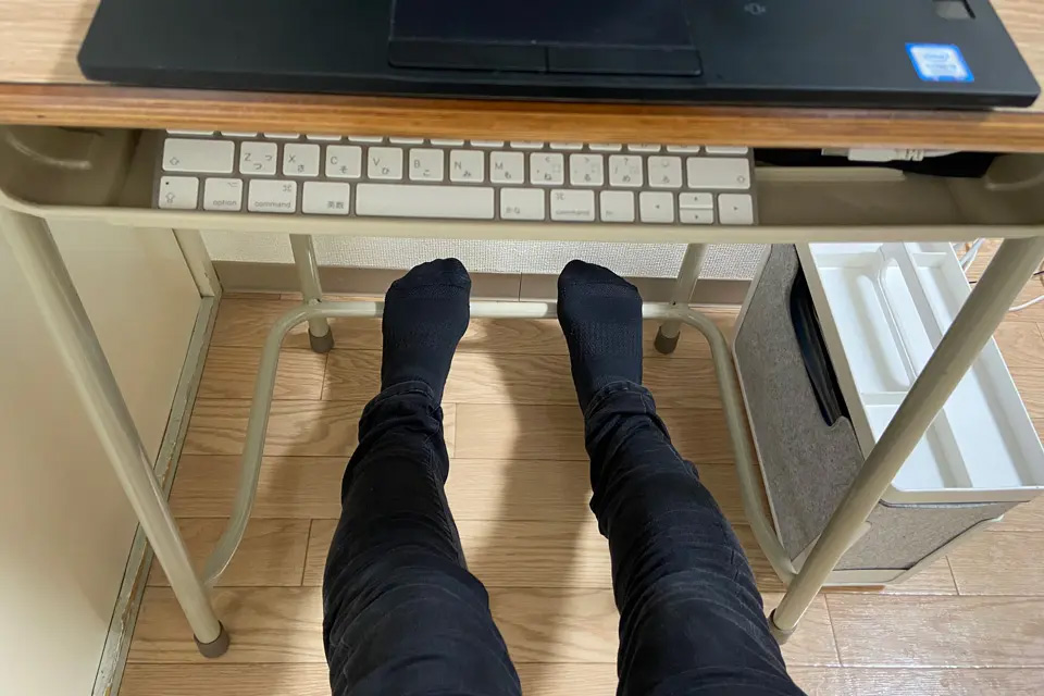 学習机の下には足置きがある