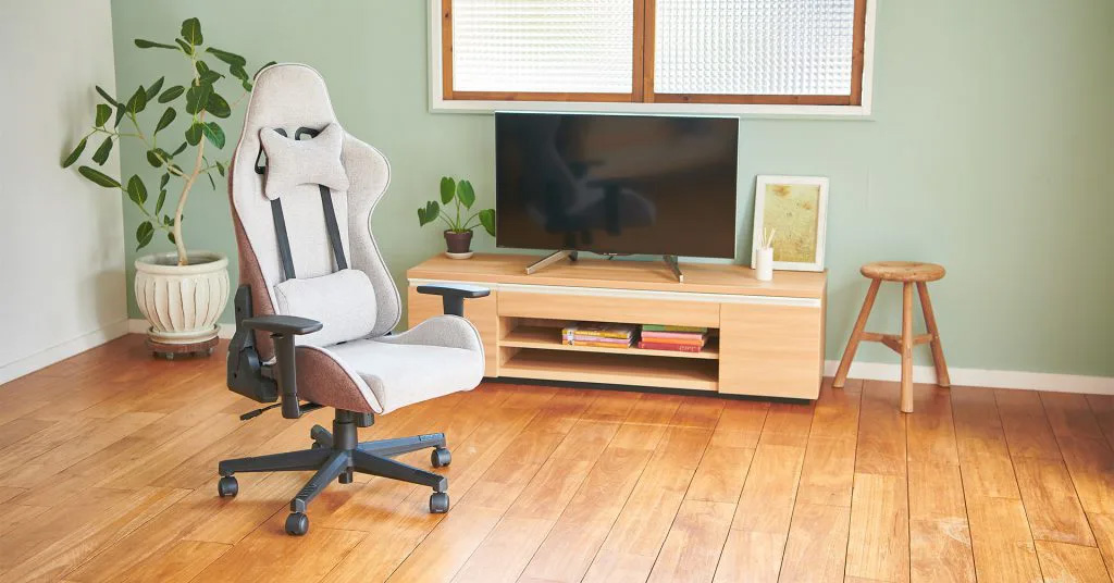 リビングに置くとこんな感じ。な、なじむ〜