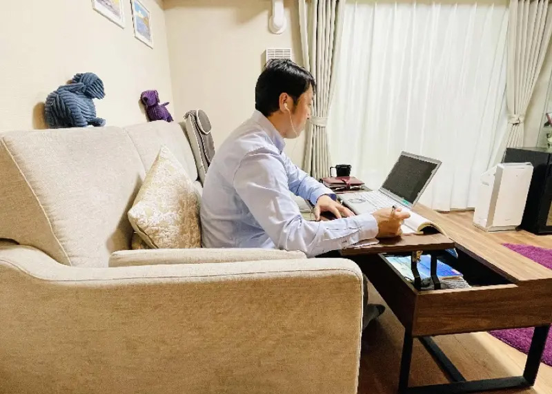 夫はおもにリビングのソファに座り、天板が昇降するタイプのローテーブルで仕事をしています
