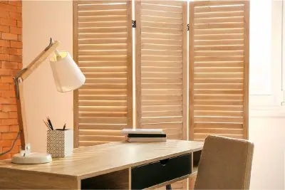 周りが気になる場合は仕切りを設置する 周りが気になる場合は仕切りを設置する