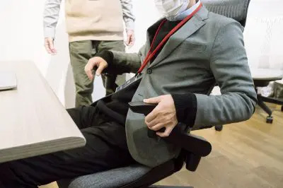 肘パッドの部分も左右に回転、アーム部分自体も内側・外側に動く 肘パッドの部分も左右に回転、アーム部分自体も内側・外側に動く