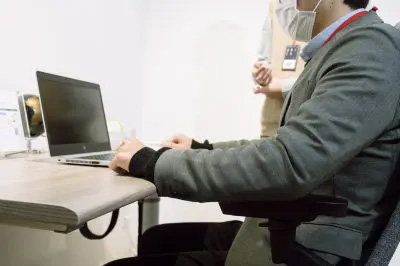 自分の身体のサイズに合った“肘の置き所”にアームが寄ってくれる 自分の身体のサイズに合った“肘の置き所”にアームが寄ってくれる