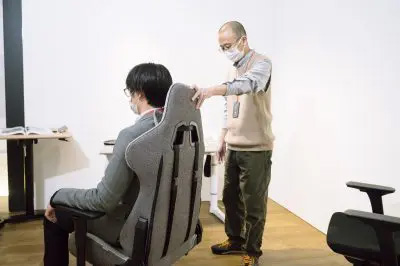 腰の部分をしっかりと支えるランバーサポートや頭を支えて首の負担を軽減するネックサポート 腰の部分をしっかりと支えるランバーサポートや頭を支えて首の負担を軽減するネックサポート