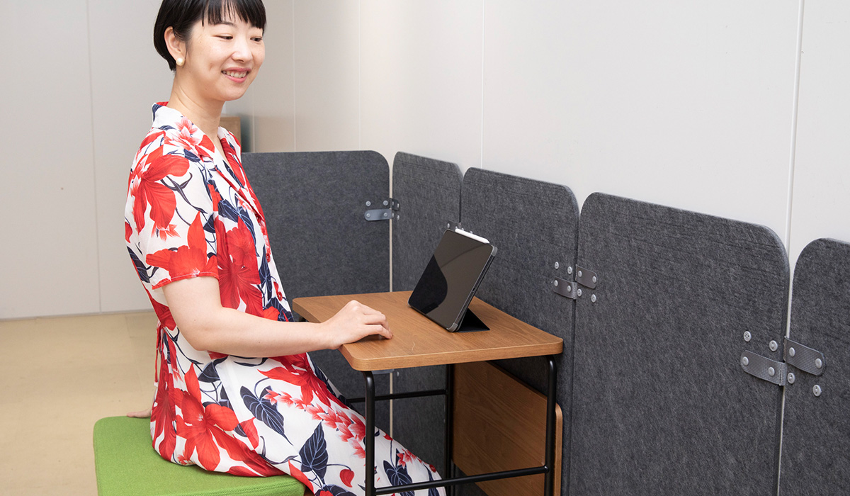 引き出すと机と椅子になる