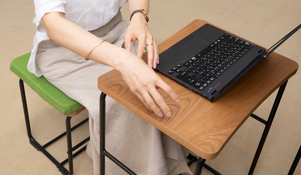 パソコンとコーヒーが置けて、携帯をここに置いて……ちょうどいいかも。