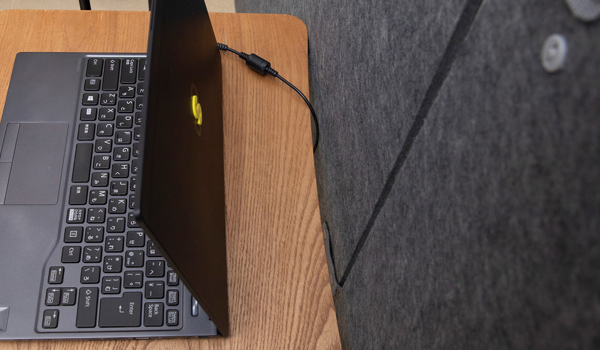 湾曲しているのは、すきまにコードを落とせるから