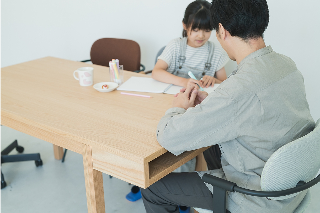 ダイニングテーブルで勉強や仕事