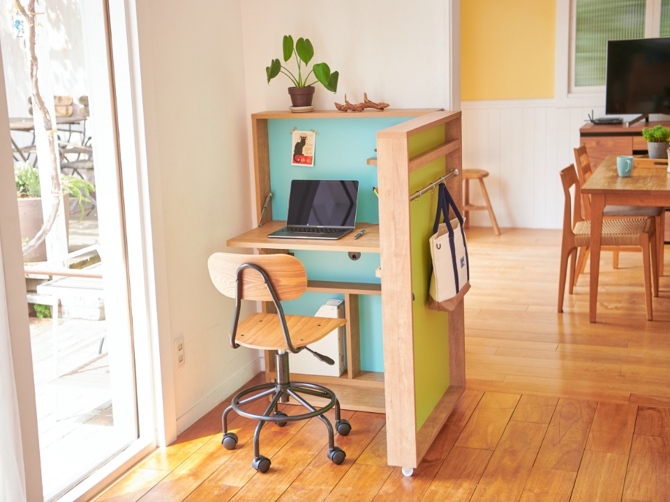 目線を上げれば周囲の様子を確認することができ、目線を下げれば集中しやすいよう設計 目線を上げれば周囲の様子を確認することができ、目線を下げれば集中しやすいよう設計