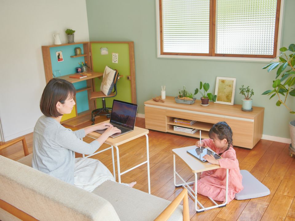 ソファーに座りながら ソファーに座りながら