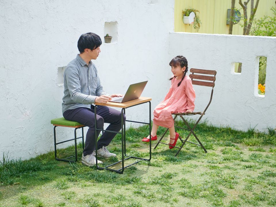 子どもが遊ぶ姿を見ながら 子どもが遊ぶ姿を見ながら