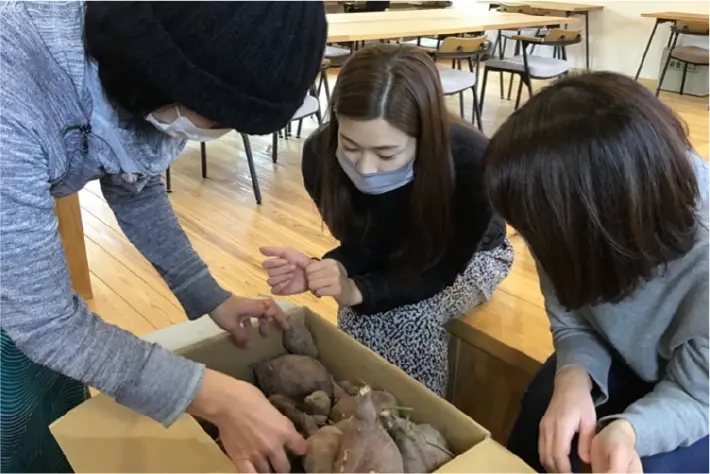 裏庭でとれたサツマイモを1箱いただくサプライズも 裏庭でとれたサツマイモを1箱いただくサプライズも