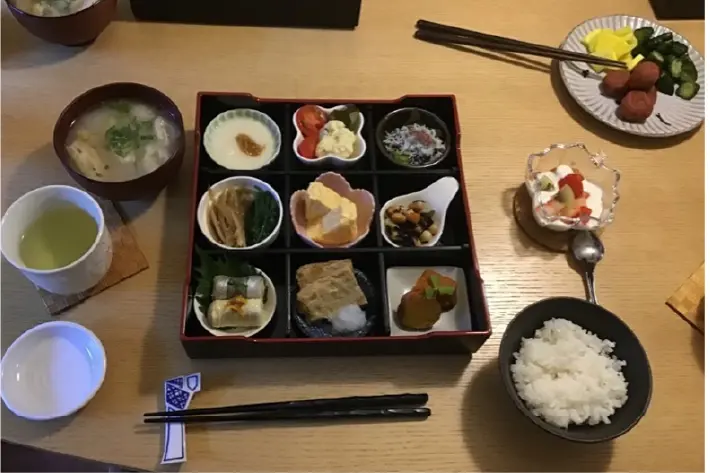 地元の野菜や果物を使用した朝食 地元の野菜や果物を使用した朝食