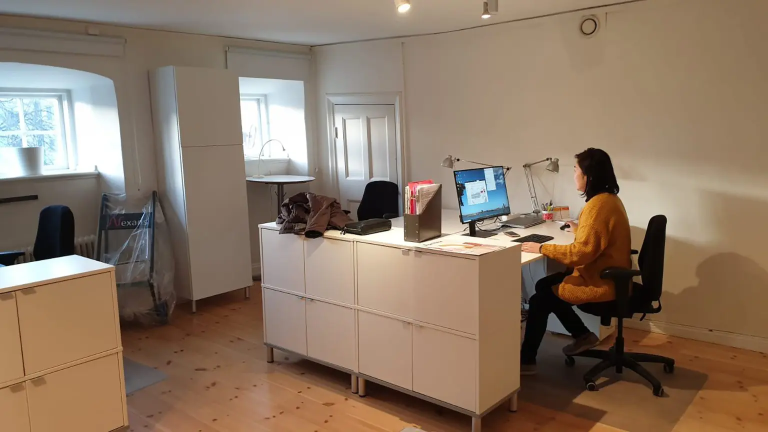 シェアオフィスで働くヨウコさん シェアオフィスで働くヨウコさん