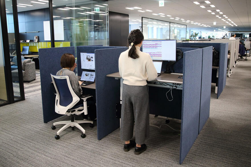 まずは社員を紙から解放した まずは社員を紙から解放した