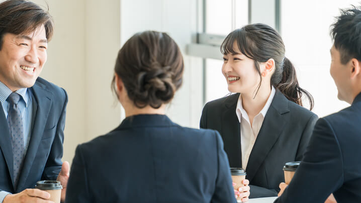 オフィスでのコミュニケーションを活性化させる！効果的な改善方法とレイアウト事例