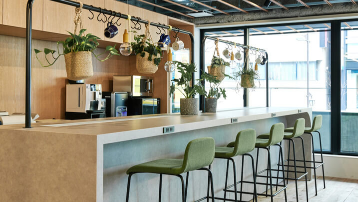 オフィスにリフレッシュスペースをつくるメリットは？休憩スペースのデザイン事例をご紹介