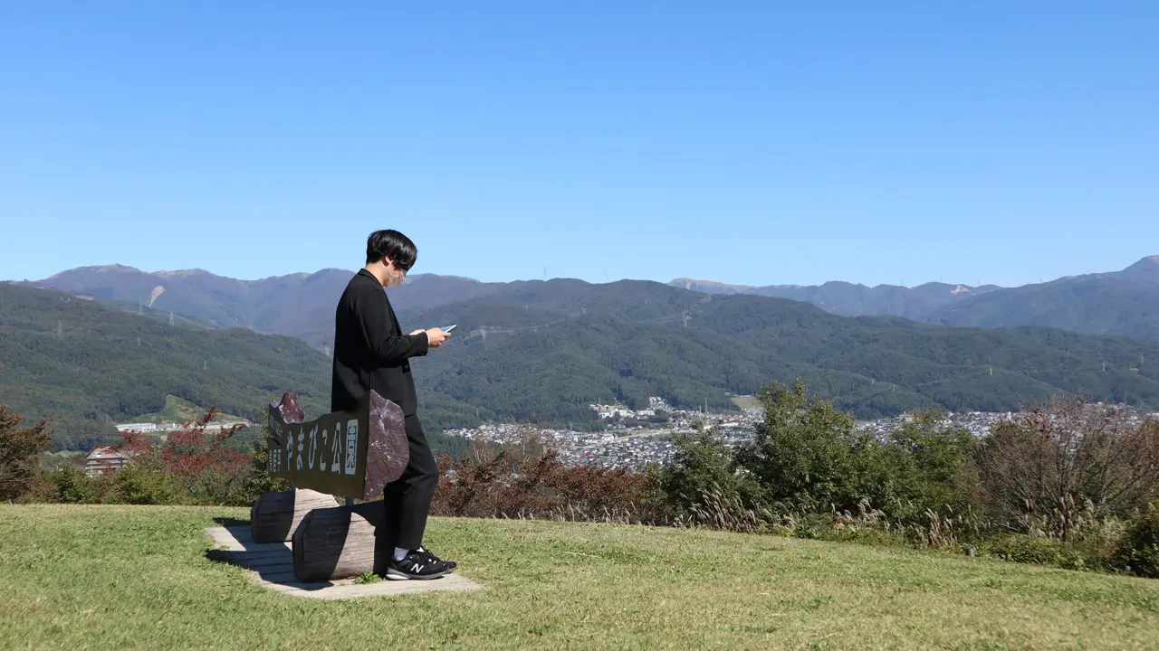 タブレット片手にスタンディングで仕事 タブレット片手にスタンディングで仕事