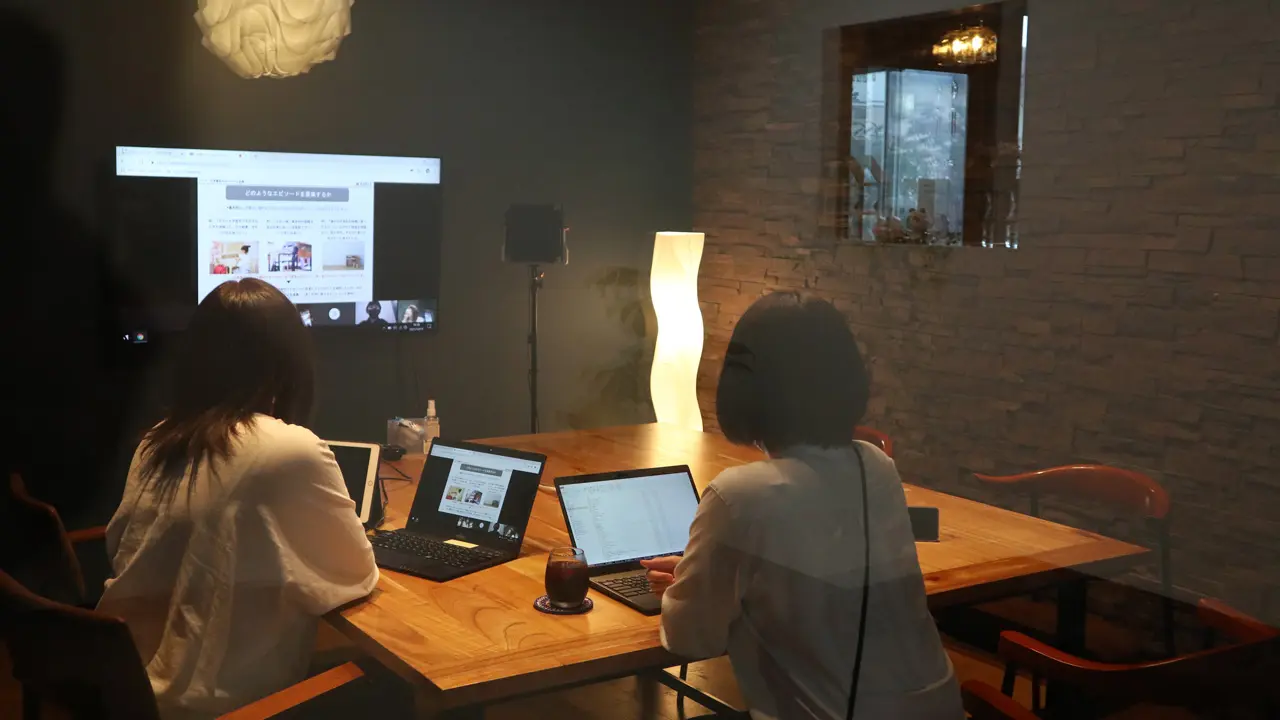 大きなモニターのある個室にて、東京の制作会社とWeb会議 大きなモニターのある個室にて、東京の制作会社とWeb会議