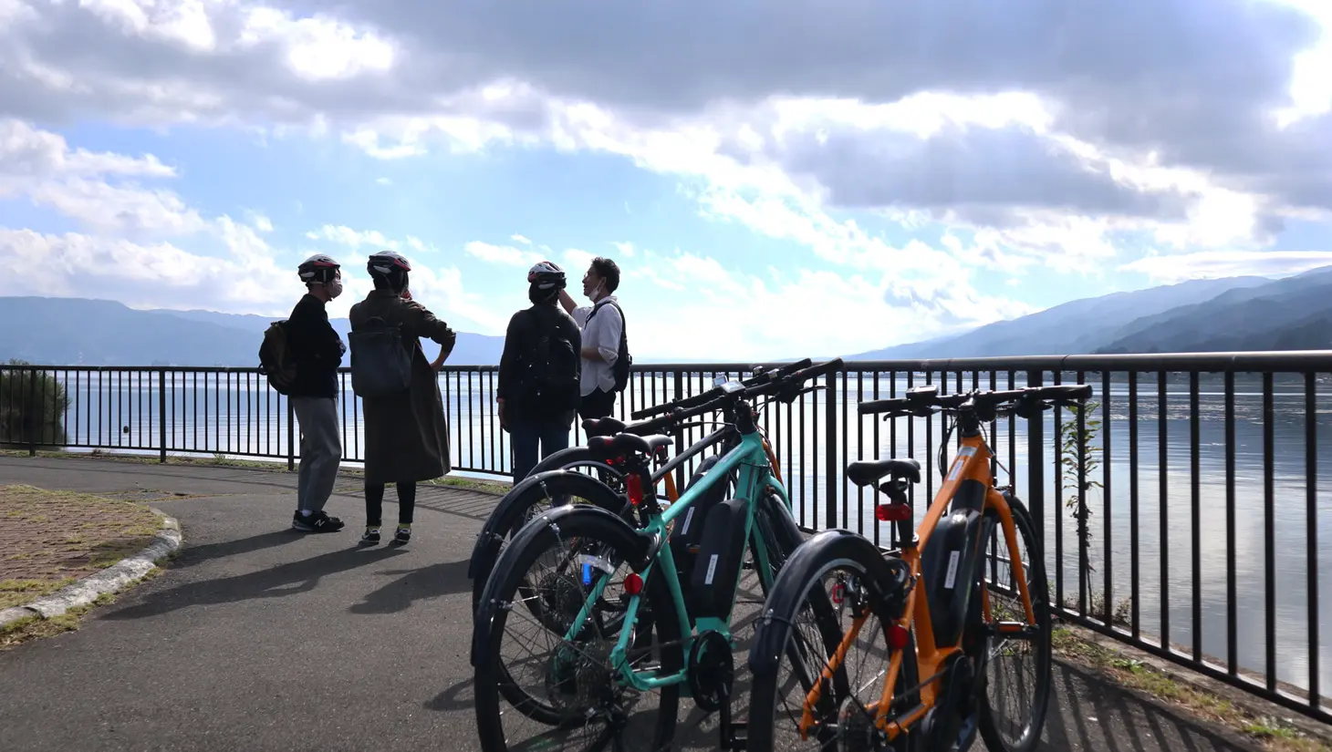 諏訪湖を眺めながら、しばし雑談中 諏訪湖を眺めながら、しばし雑談中