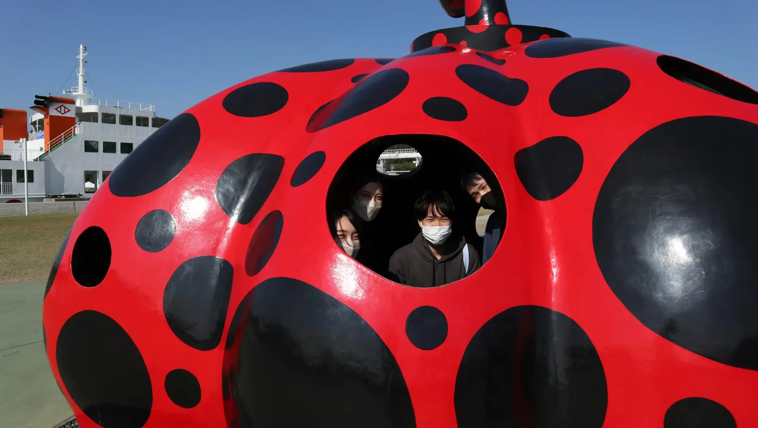 草間彌生「赤かぼちゃ」2006年 直島・宮浦港緑 草間彌生「赤かぼちゃ」2006年 直島・宮浦港緑