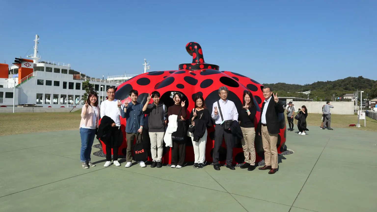 草間彌生「赤かぼちゃ」2006年 直島・宮浦港緑 草間彌生「赤かぼちゃ」2006年 直島・宮浦港緑