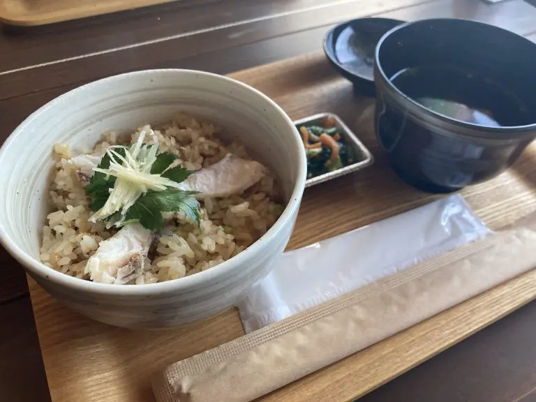 犬島チケットセンターカフェで、瀬戸内産の鯛めし 犬島チケットセンターカフェで、瀬戸内産の鯛めし