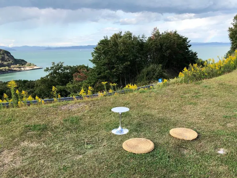 瀬戸内海を望む豊島唐櫃(からと)の小高い丘 瀬戸内海を望む豊島唐櫃(からと)の小高い丘