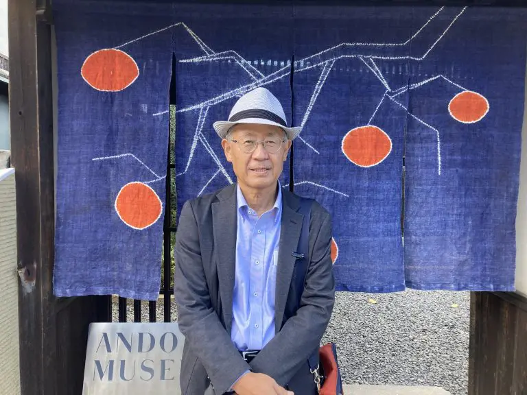 直島文化村ツアーデスクの上本さん 直島文化村ツアーデスクの上本さん