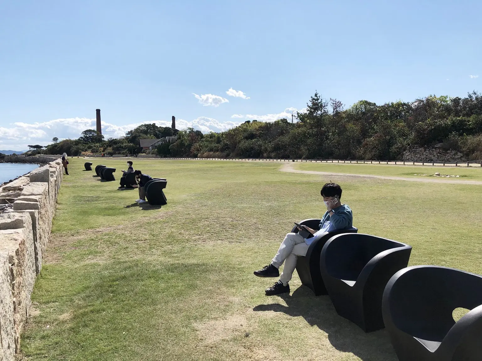 アート鑑賞の合間に電話やメールチェックも アート鑑賞の合間に電話やメールチェックも