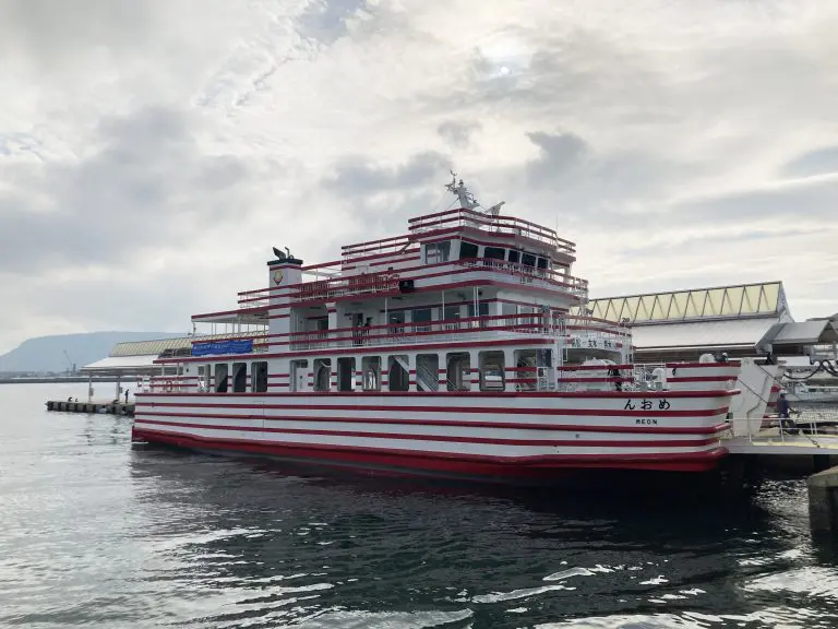 女木島と男木島という小さな二つの島を結ぶ「めおん」 女木島と男木島という小さな二つの島を結ぶ「めおん」