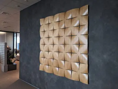 社長室の外の壁に設置している木製レリーフ 社長室の外の壁に設置している木製レリーフ