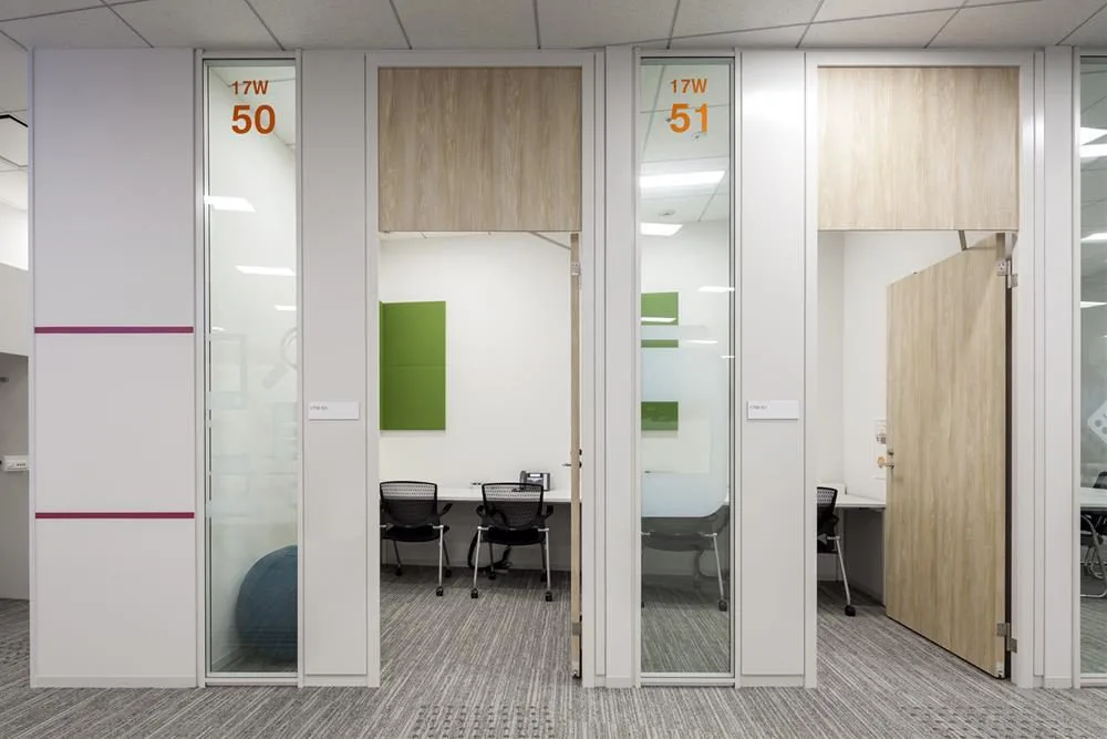 ドアが開きっぱなしの状態を保つ「常時開放式ドア」。換気された状態をキープ ドアが開きっぱなしの状態を保つ「常時開放式ドア」。換気された状態をキープ