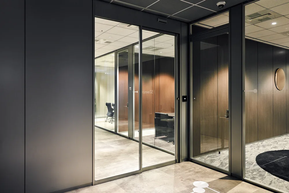 株式会社イトーキ 「クレアパート ガラス引戸(リニアオート仕様)」 株式会社イトーキ 「クレアパート ガラス引戸(リニアオート仕様)」