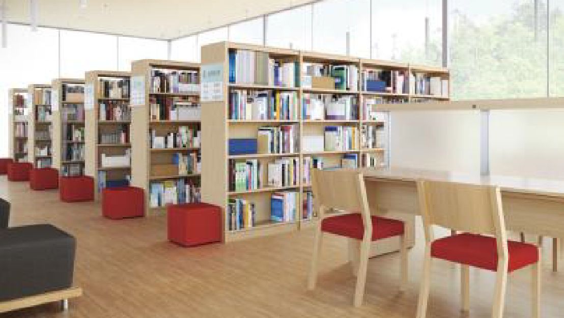 やわらかくあたたかな空気が流れる図書空間