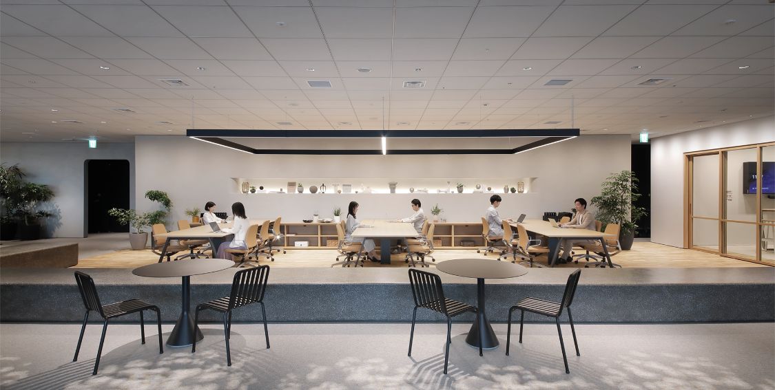 別フロアの執務スペースは、木漏れ日のような明かりが差し込むリラックスした雰囲気