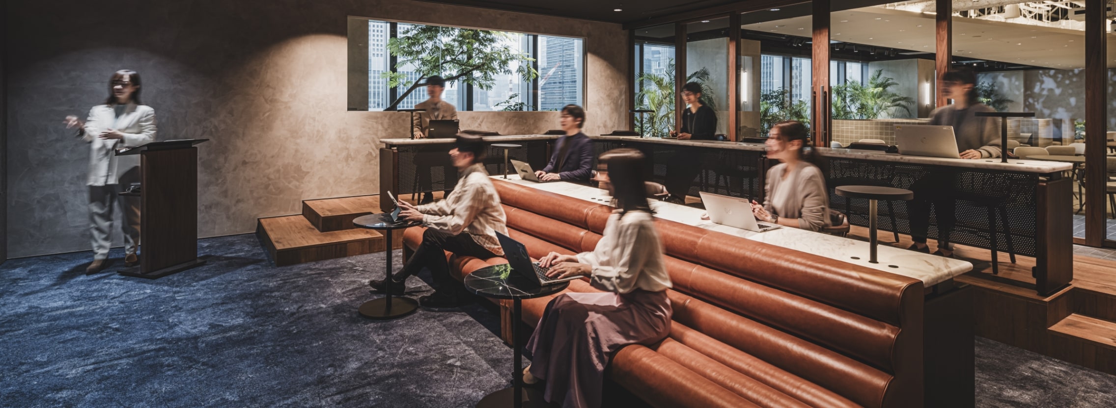 階段状にレイアウトされたプレゼンテーションルーム