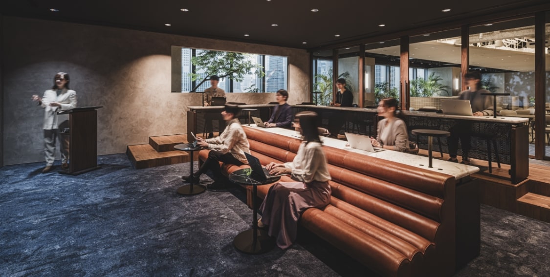 階段状にレイアウトされたプレゼンテーションルーム